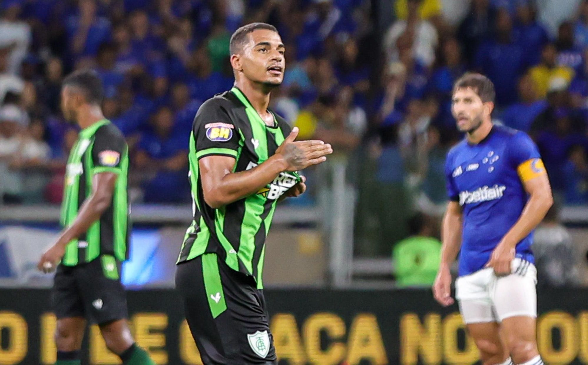 América vence Cruzeiro no Mineirão e encaminha classificação no Estadual