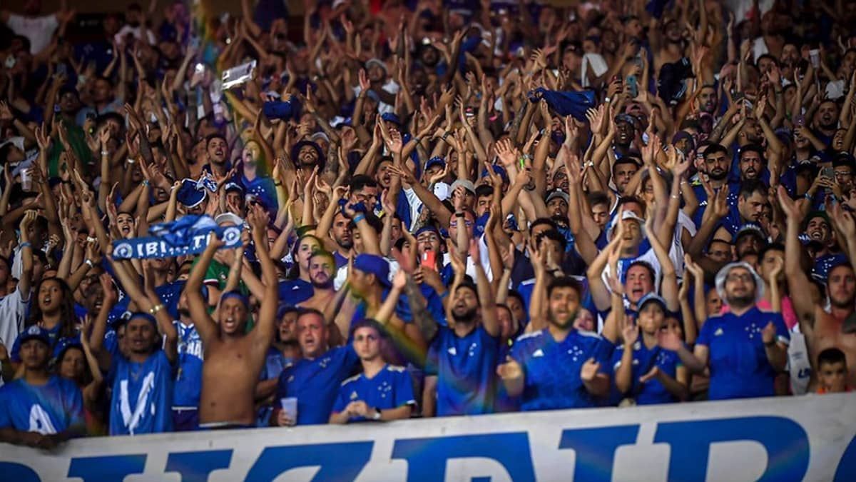Torcida do Cruzeiro volta a 'calar Maracanã' em jogo contra o Flamengo