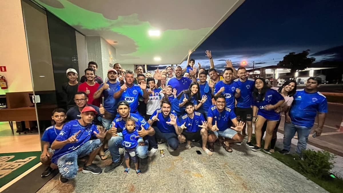 Torcedores lotam porta de hotel para recepcionar o Cruzeiro em Patrocínio