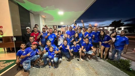 Cruzeirenses lotam porta de hotel onde a delegação ficará hospedada