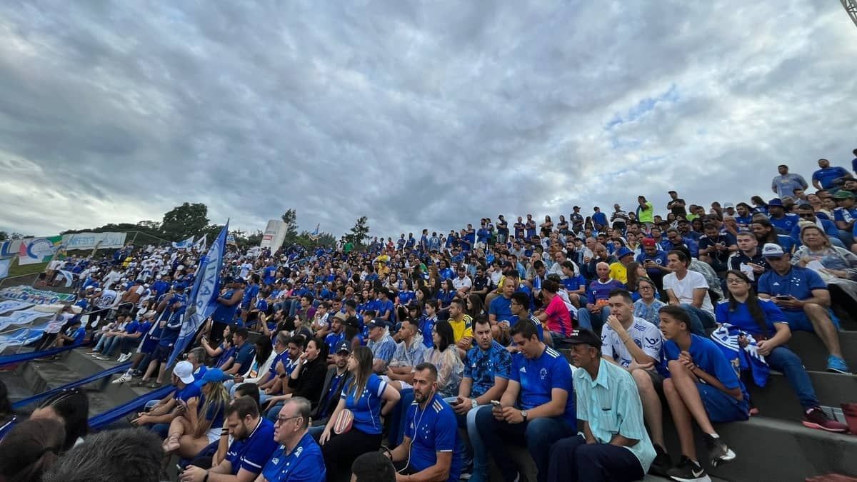 Torcida do Cruzeiro comparece em bom número à estreia celeste em 2023