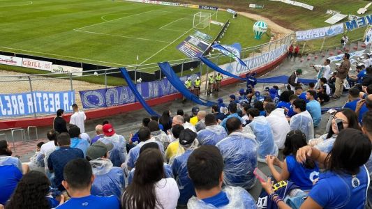 Cruzeirenses se escondem da chuva antes de jogo contra o Patrocinense