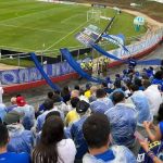 Torcedores do Cruzeiro tentam se esconder da chuva antes de jogo com Patrocinense