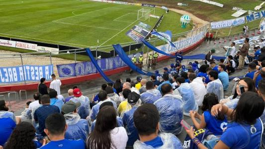 Cruzeirenses se escondem da chuva antes de jogo contra o Patrocinense