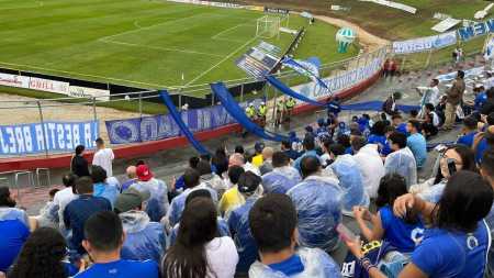 Cruzeirenses se escondem da chuva antes de jogo contra o Patrocinense