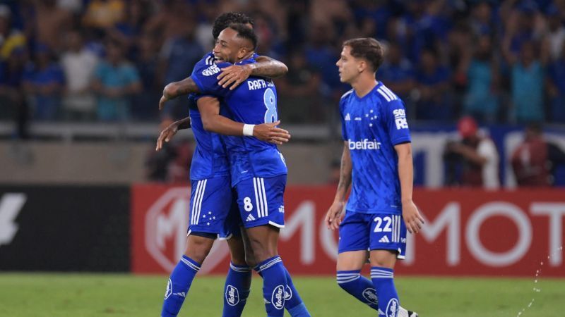 Quem é o jogador da Premier League que assistiu ao jogo do Cruzeiro na Sul-Americana