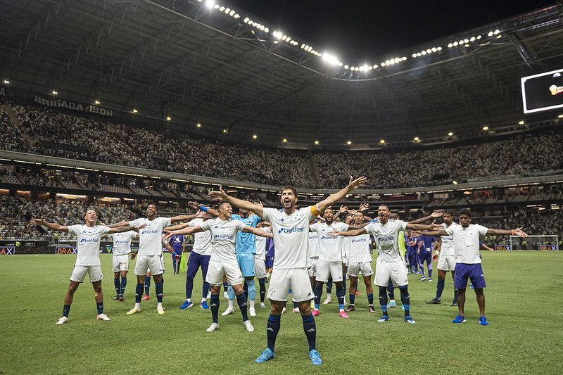 Mesmo sem torcida, Cruzeiro faz saudação viking na Arena MRV; assista