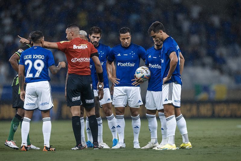 Cartões e suspensões viram problema para Larcamón no Cruzeiro; veja números