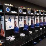 Cruzeiro cobre escudos do Atlético e envelopa vestiário da Arena MRV