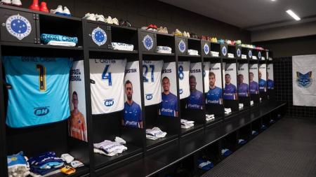 Cruzeiro cobre escudos do Atlético no vestiário