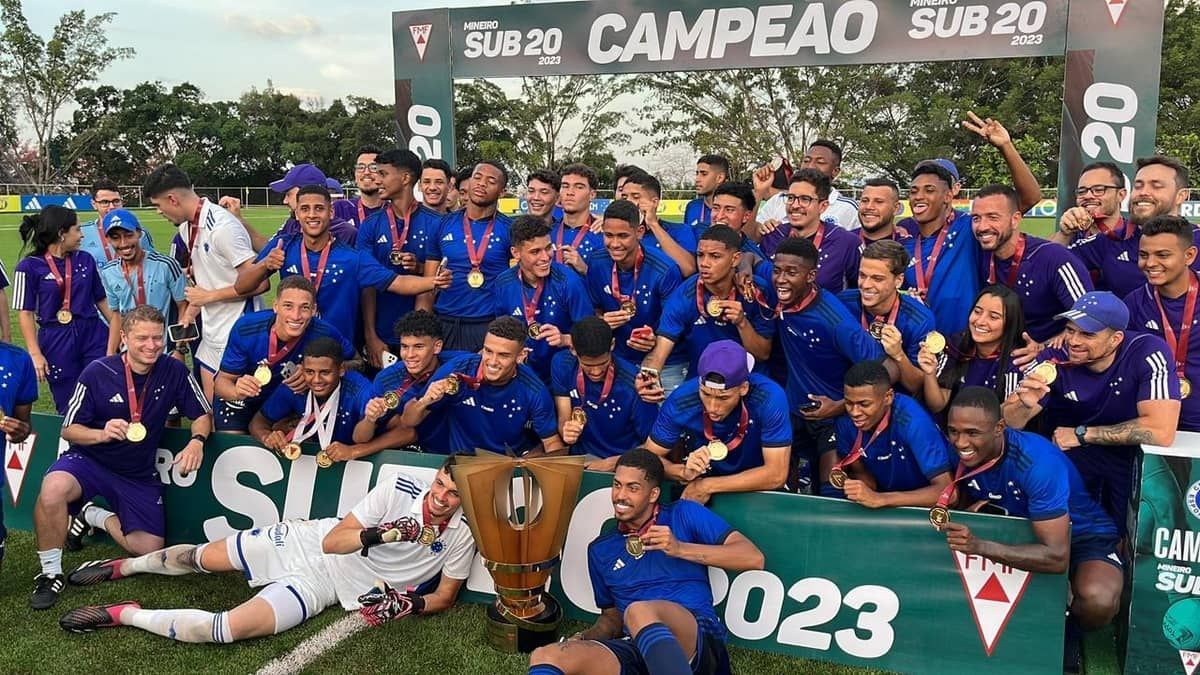 Veja imagens da taça de campeão que o Cruzeiro recebeu no Mineiro Sub-20