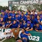 Veja imagens da taça de campeão que o Cruzeiro recebeu no Mineiro Sub-20