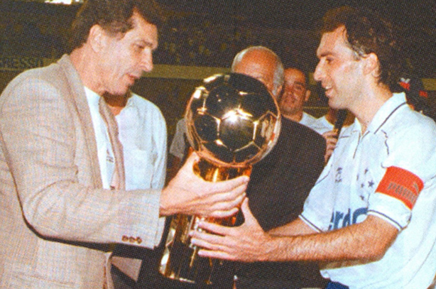 Cruzeiro volta ao Serra Dourada, palco de título 'curioso' em 1999; relembre