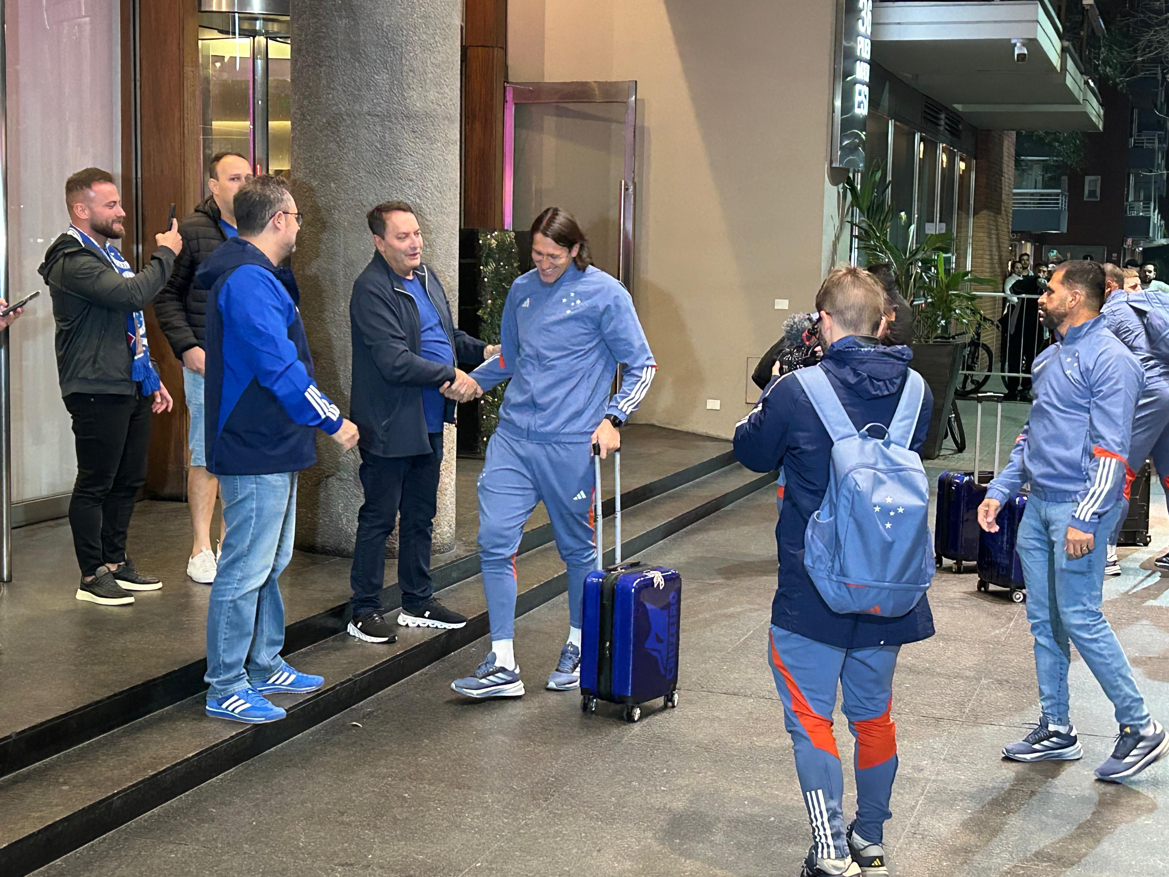 Cruzeiro é recebido por dirigentes na Argentina; polícia retira torcedores de hotel
