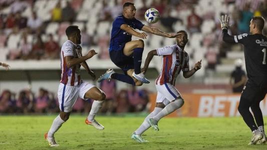 Cruzeiro desperdiçou várias chances e saiu de campo derrotado