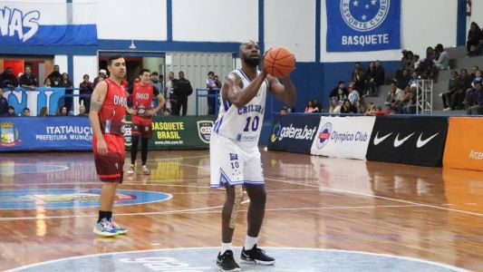 Cruzeiro, do ala-armador Alex, passou pelo Osasco nas quartas de final do Brasileiro