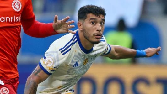 Cruzeiro, do lateral-direito William, foi derrotado pelo Internacional por 2 a 1 nesse domingo (5)
