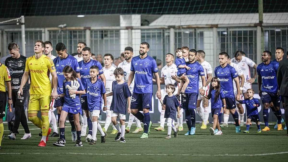 Pênalti para o Náutico contra o Cruzeiro? CBF divulga áudio do VAR