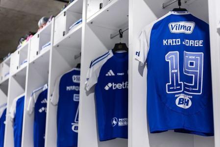 Cruzeiro enfrenta o Banfield em último compromisso antes de retomada dos jogos oficiais, em 2025.