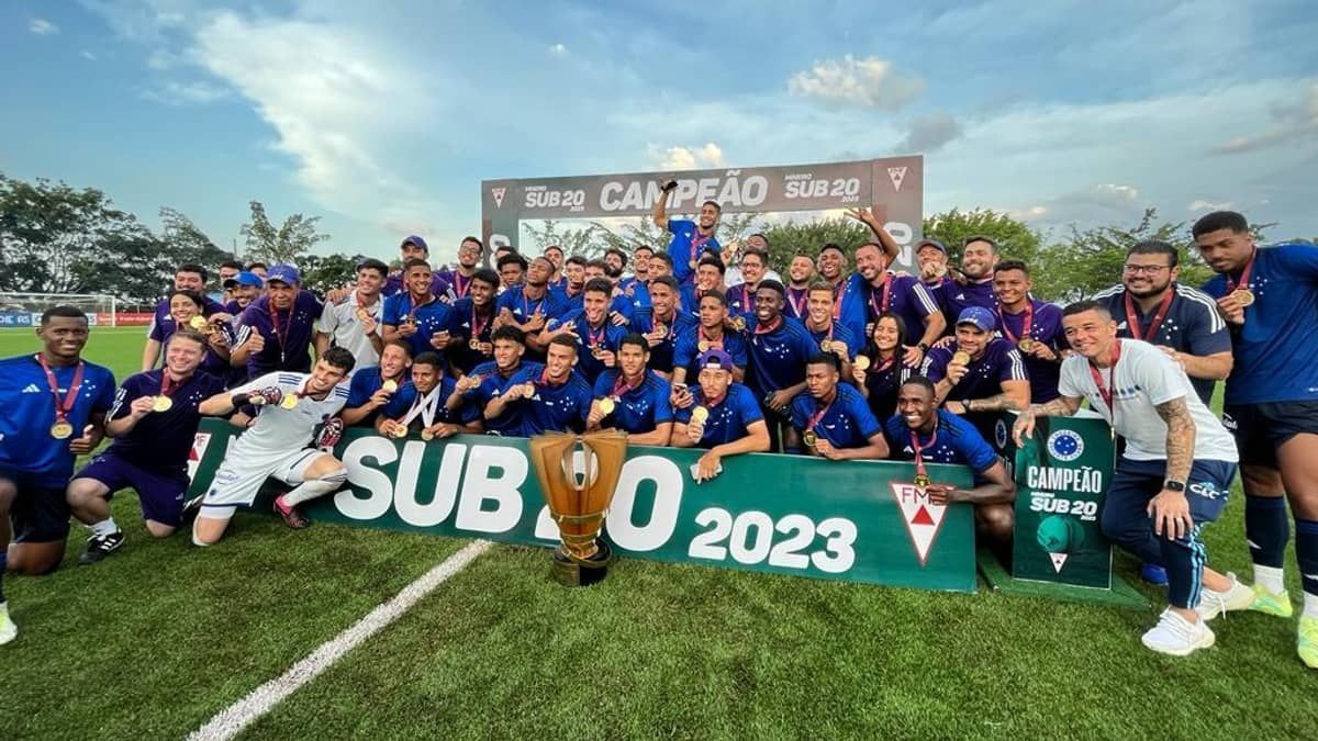 Jogadores do Cruzeiro cantam 'caiu no tapetinho' após título Mineiro Sub-20