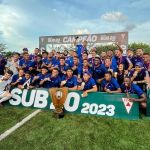 Jogadores do Cruzeiro cantam 'caiu no tapetinho' após título Mineiro Sub-20