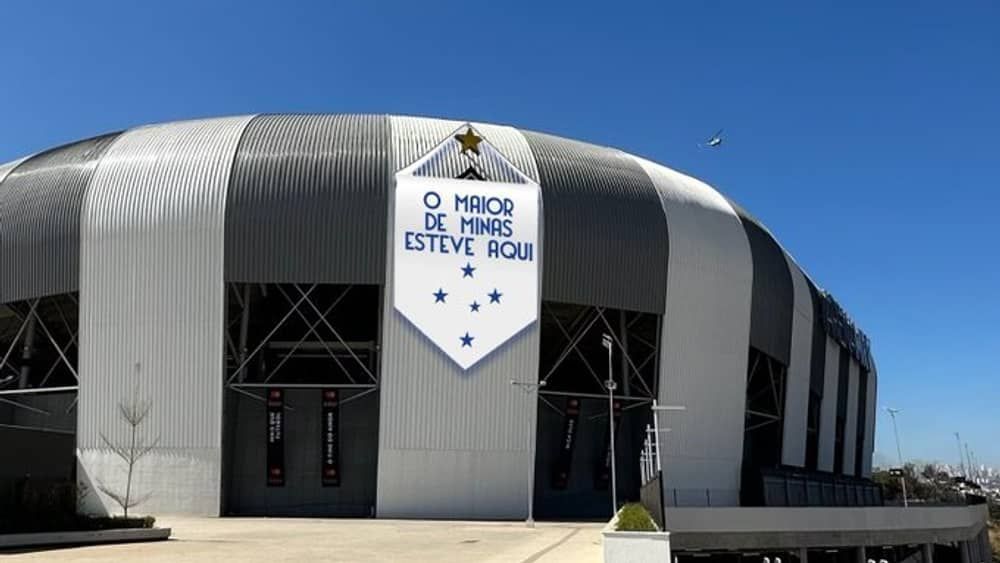Cruzeiro cobre escudo do Atlético na Arena MRV: 'Maior de Minas esteve aqui'