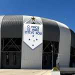 Cruzeiro cobre escudo do Atlético na Arena MRV: 'Maior de Minas esteve aqui'