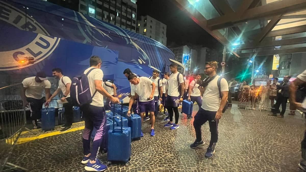 Veja como foi a chegada do Cruzeiro a hotel no Rio para duelo com Fluminense