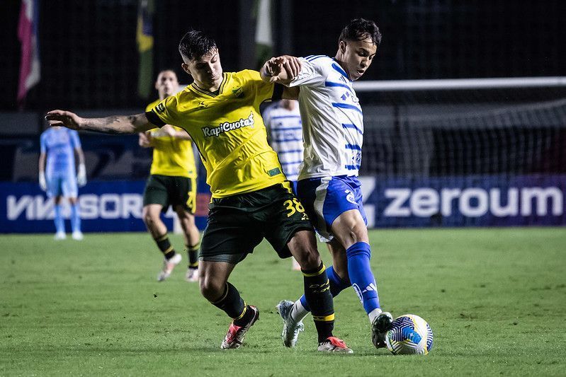 Cruzeiro perde para o Defensa y Justicia em estreia na Vitória Cup