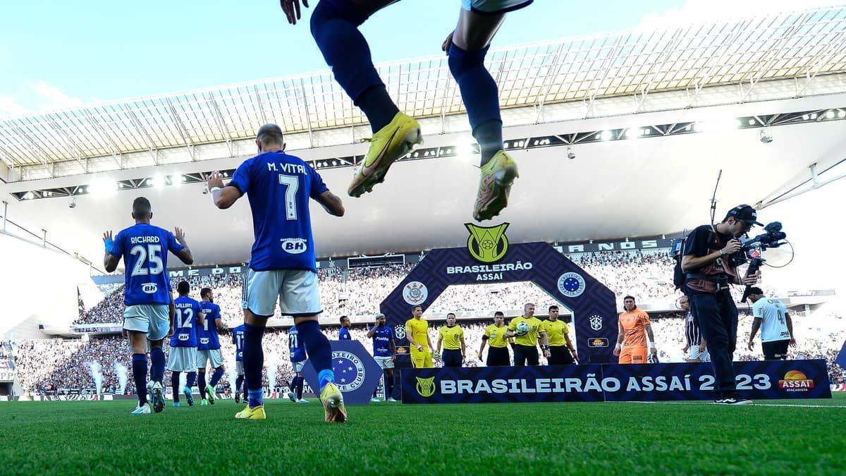 Ex-Cruzeiro responde torcedor após derrota para o Corinthians