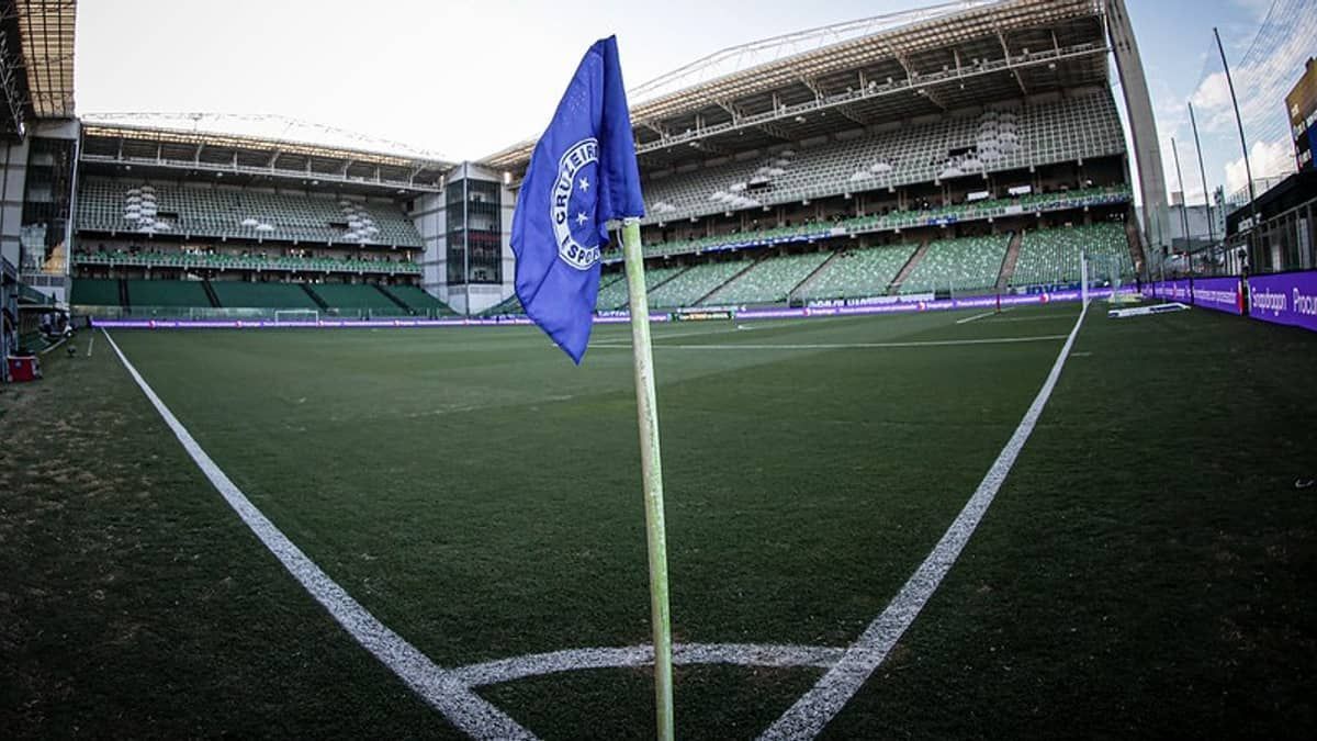 Cruzeiro é multado por arremesso de sinalizador em gramado do Independência