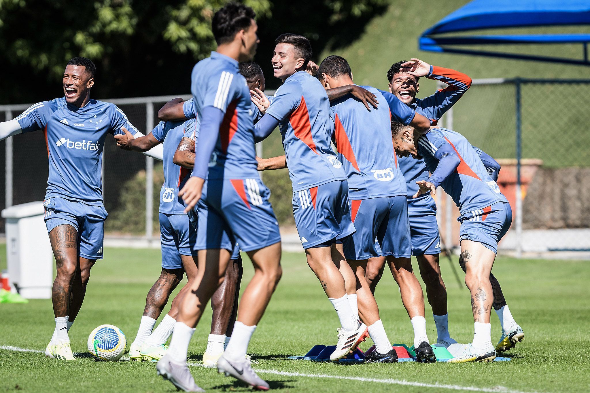 Por volta ao G6, Cruzeiro visita desesperado Grêmio e quer embalar no Brasileiro