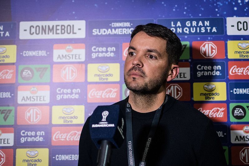 Larcamón valoriza ponto na estreia e cita dificuldade com altitude na Sul-Americana
