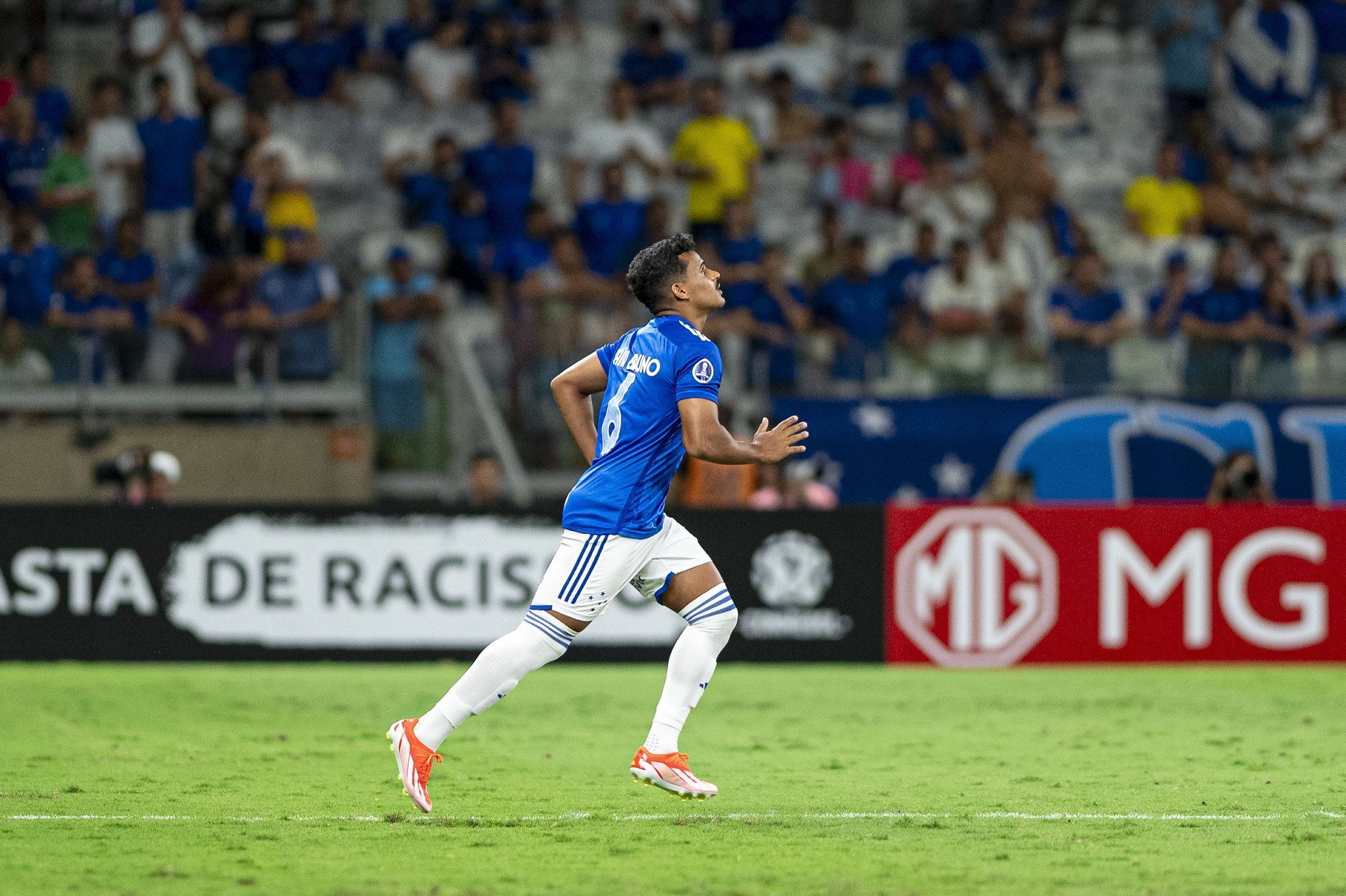 Athletico-PR tenta tirar lateral do Cruzeiro; saiba detalhes