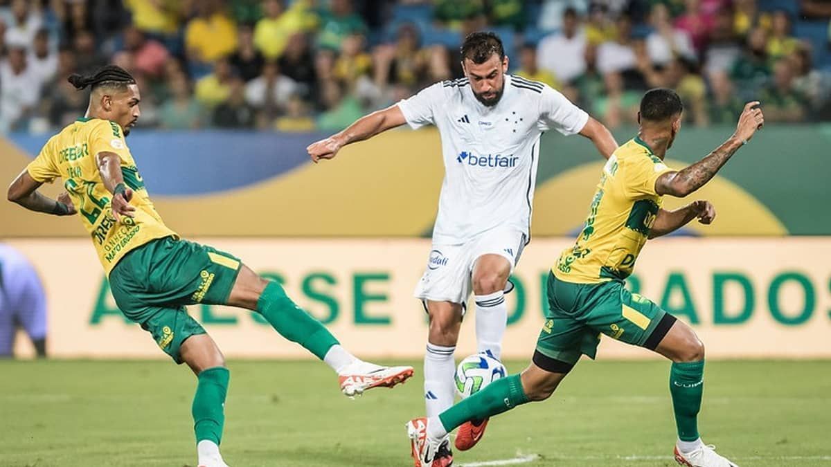 Cruzeiro joga mal, só empata com o Cuiabá, mas ganha posições na Série A