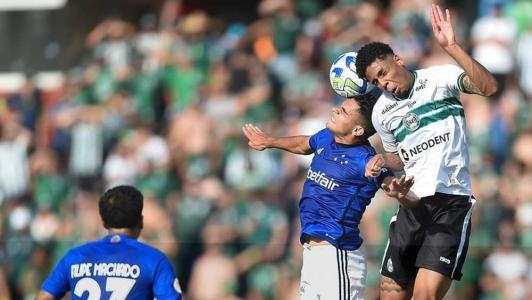 Cruzeiro perde para o Coritiba e torcedores criam praça de guerra no estádio, no Paraná