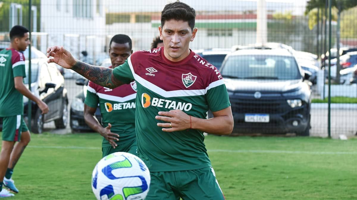 Rival do Cruzeiro, Cano é quem mais finaliza na Copa Libertadores