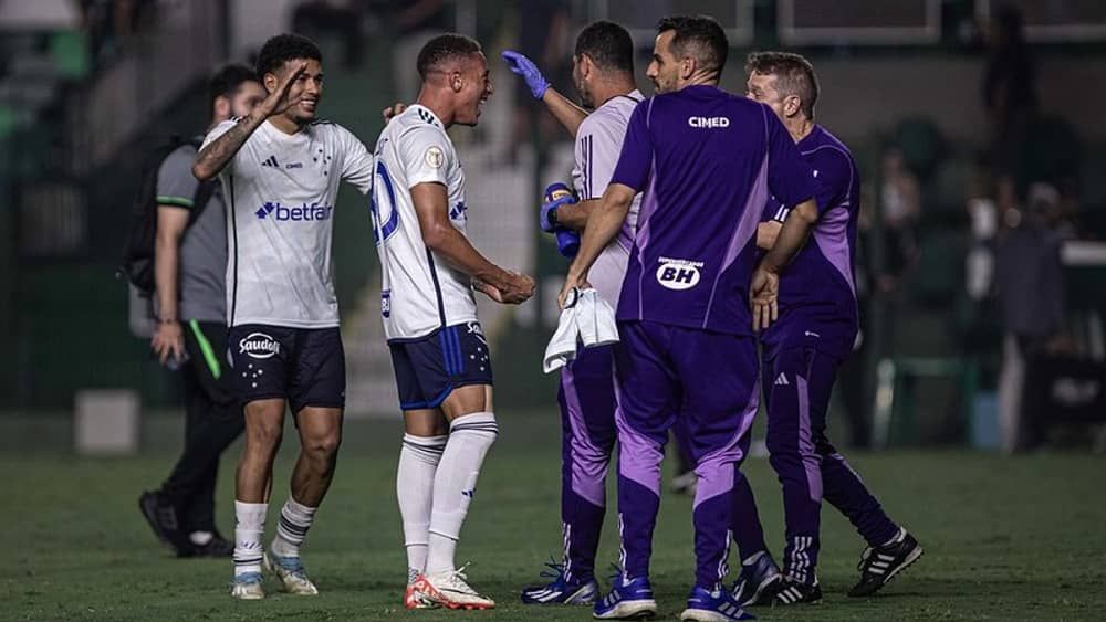 Cruzeiro vê risco de rebaixamento diminuir após vitória do Corinthians