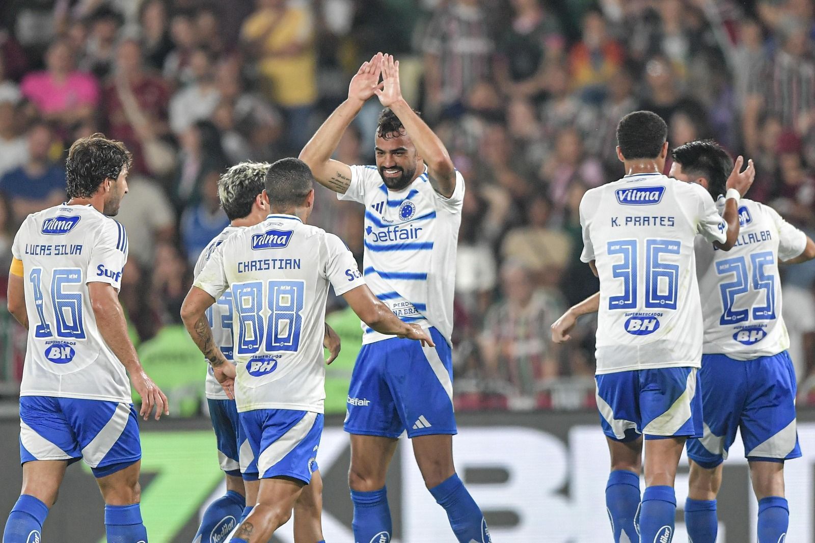 Cruzeiro vence Fluminense, quebra tabu no Rio e assume liderança do Brasileirão