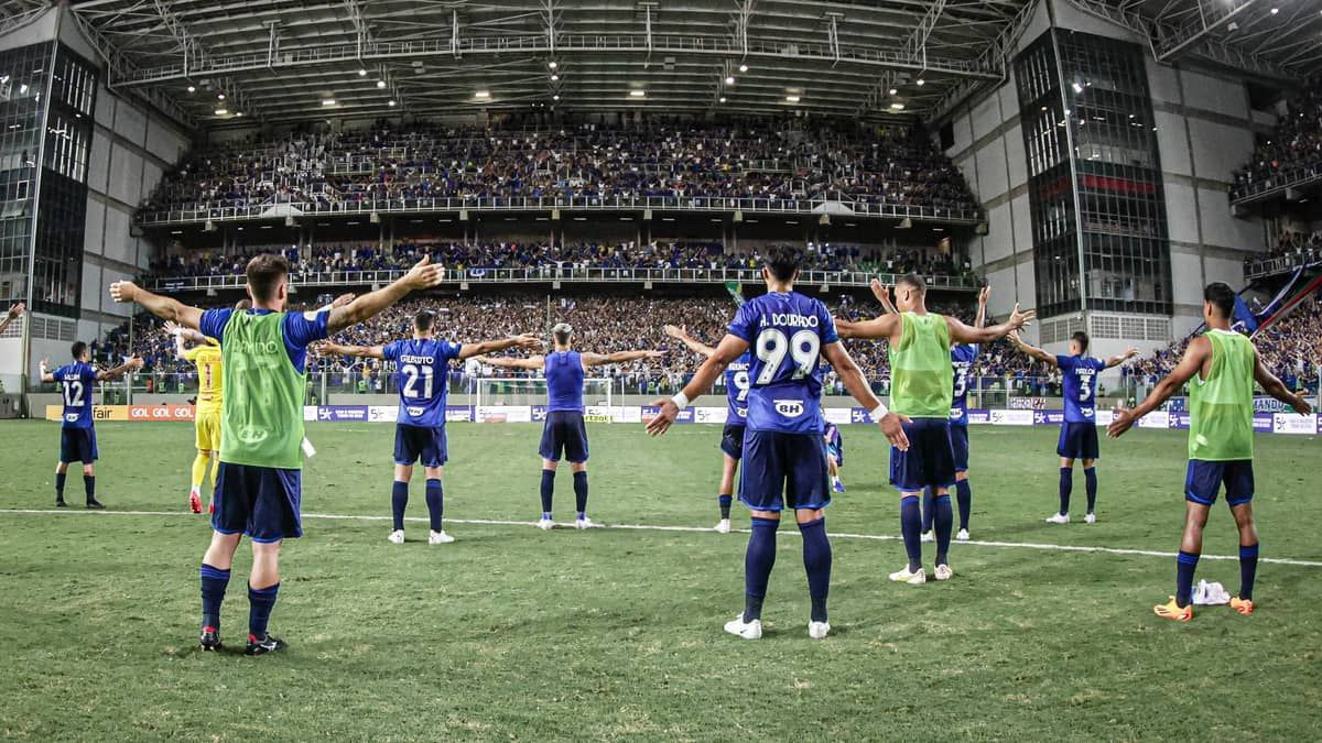 De volta ao seu lugar, Cruzeiro está entregando o coração  