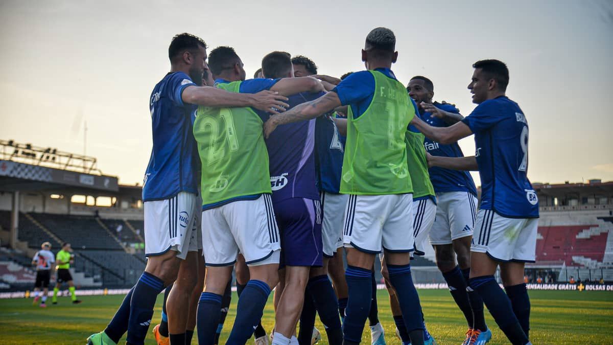 Na Europa, jogador campeão pelo Cruzeiro assiste vitória e vibra com gol