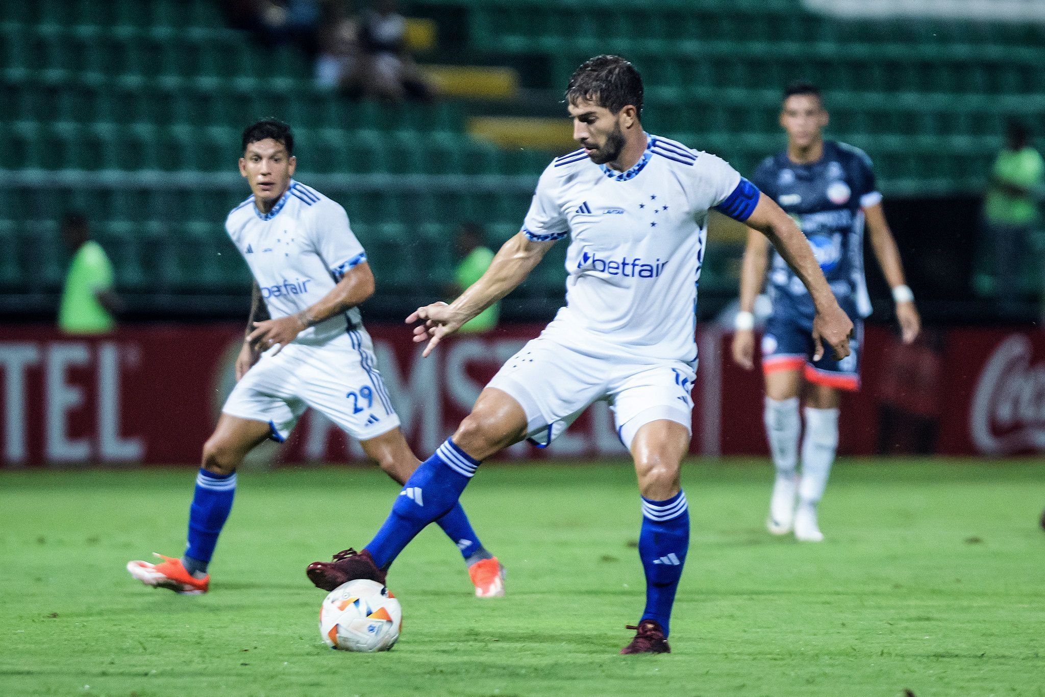 Volante do Cruzeiro se redime, analisa novo meio-campo e comemora vitória na Sula