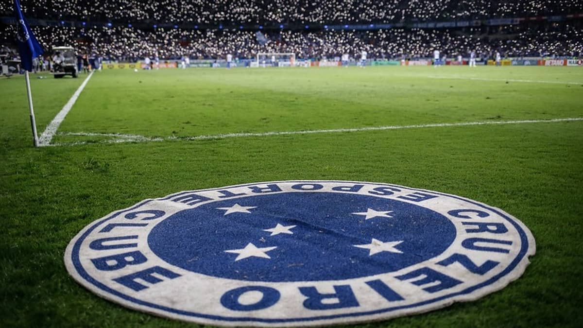 Torcida do Cruzeiro acelera e compra 45 mil ingressos para jogo com o Flu