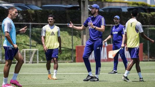 Cruzeiro voltou aos treinos nesta segunda-feira com a comissão técnica fixa do clube