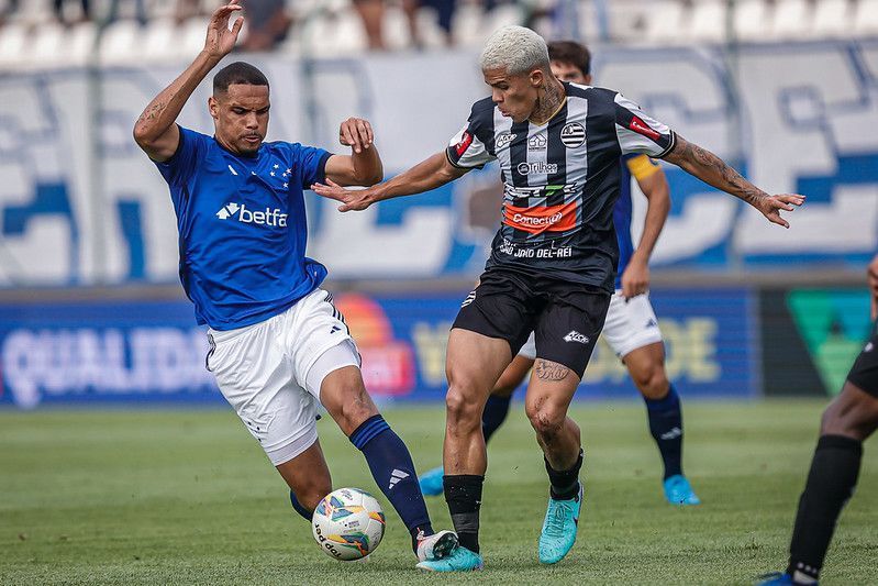 Cruzeiro sai atrás, mas busca empate com o Athletic em jogo de duas expulsões