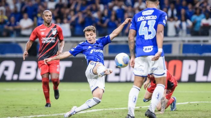 Contra o Athletico-PR, Vitinho marcou seu primeiro gol pelo Cruzeiro