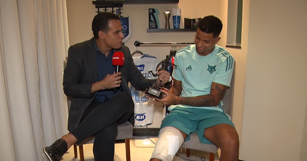 João Marcelo, do Cruzeiro, celebra Troféu Guará Bmg e planeja retorno aos gramados