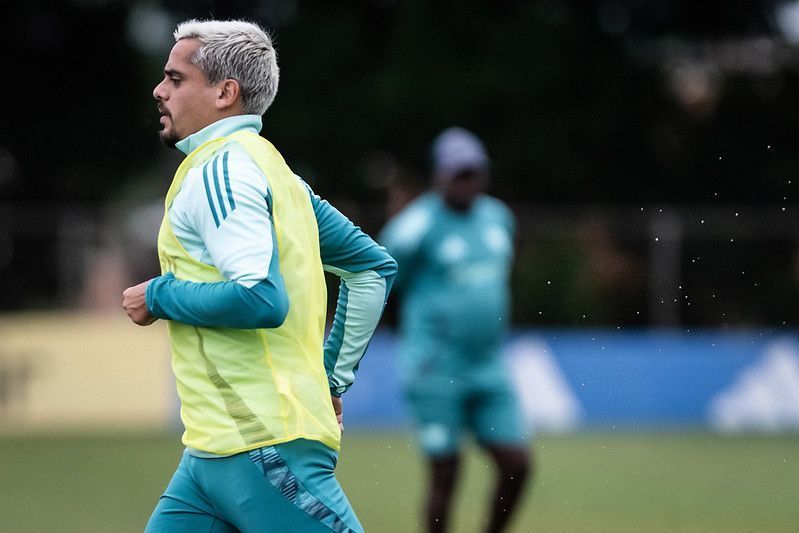 Fagner e William não viajam, e Cruzeiro terá improviso na lateral contra o Bragantino