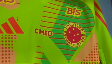 Cruzeiro revela nova camisa de goleiro para 2025; veja detalhes do modelo