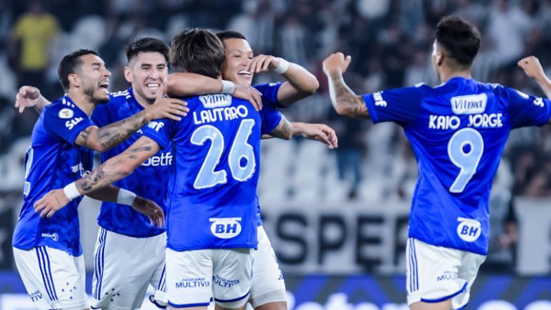 Casagrande se derrete pelo Cruzeiro, cita 'baile' e projeta briga por título